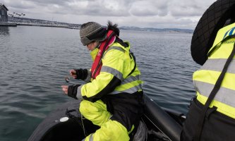 En NIVA forsker tar prøver av Oslofjorden