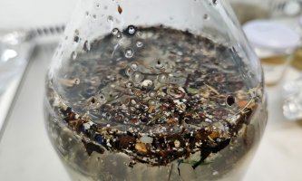 Mikroplastpartikler i et reagensrør