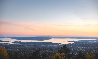 Solnedgangen fra Vettakolltoppen maler Oslofjorden i myke pastellfarger og gir et rolig panorama over byen.
