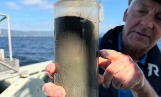 En mann med en sedimentkjerne