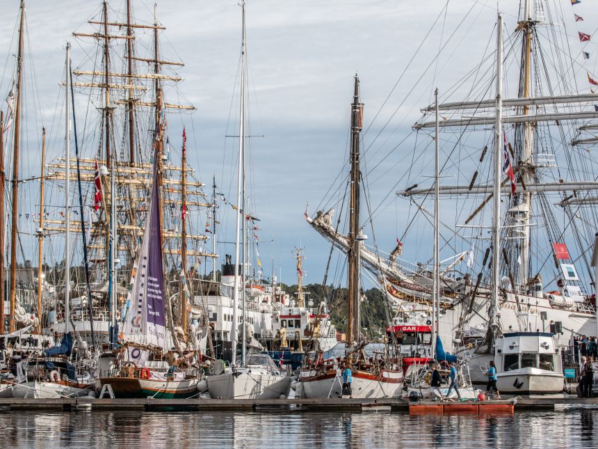 Seilskuter ved brygge i Arendal