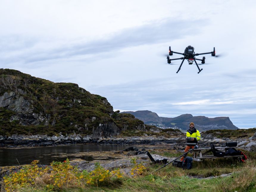 Feltarbeid ved bruk av Drone i Runde, Norge. Foto: Trygve Heide/NIVA.