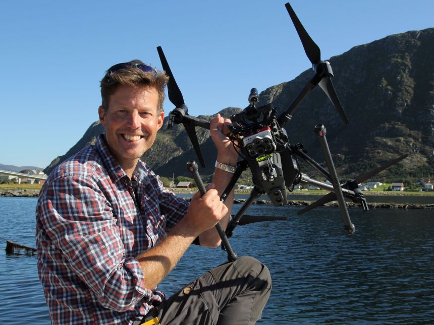 Mann med drone