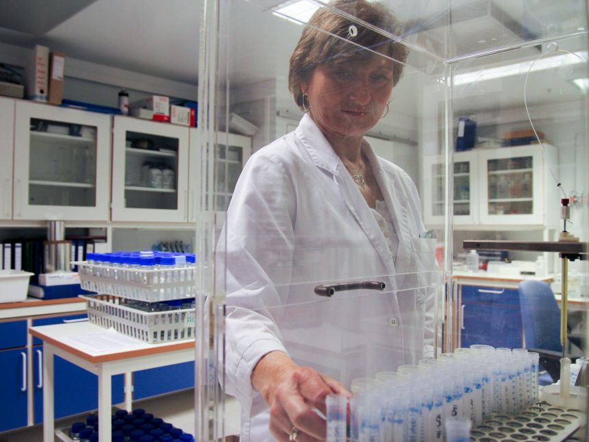 Kvinne i lab