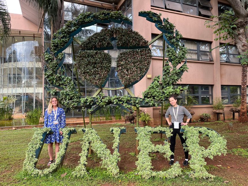 Two women behind UNEP-logo