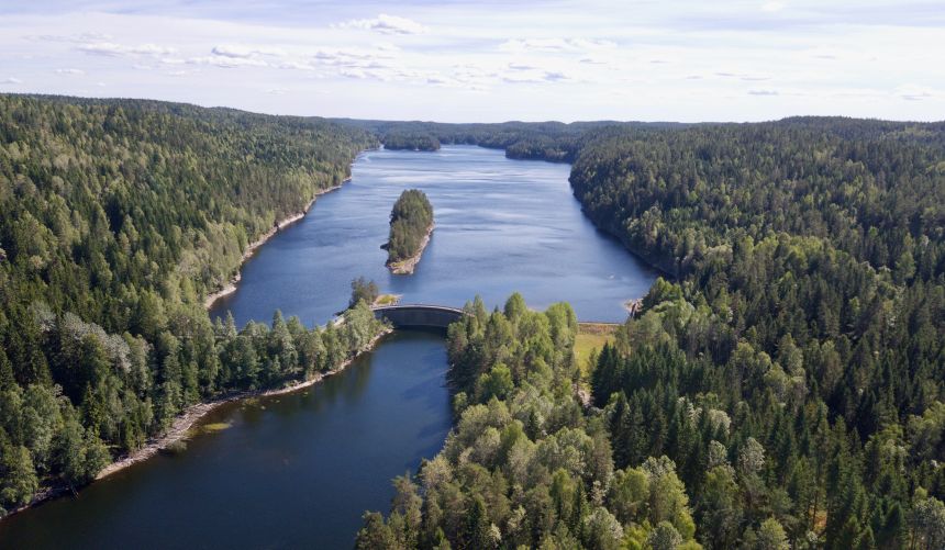 Bilde av innsjø fra lufta