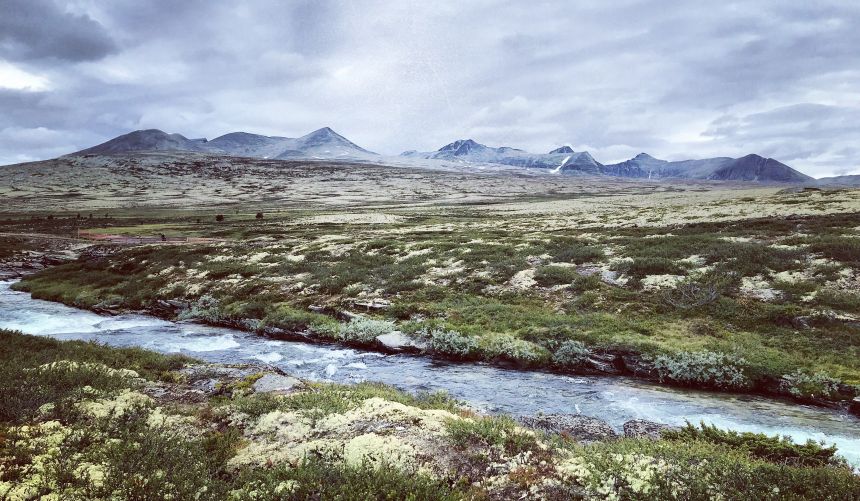 Bilde av vassdrag i urørt fjellandskap.
