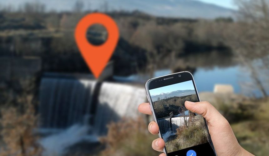 Using a smartphone to take photos and map migration barriers