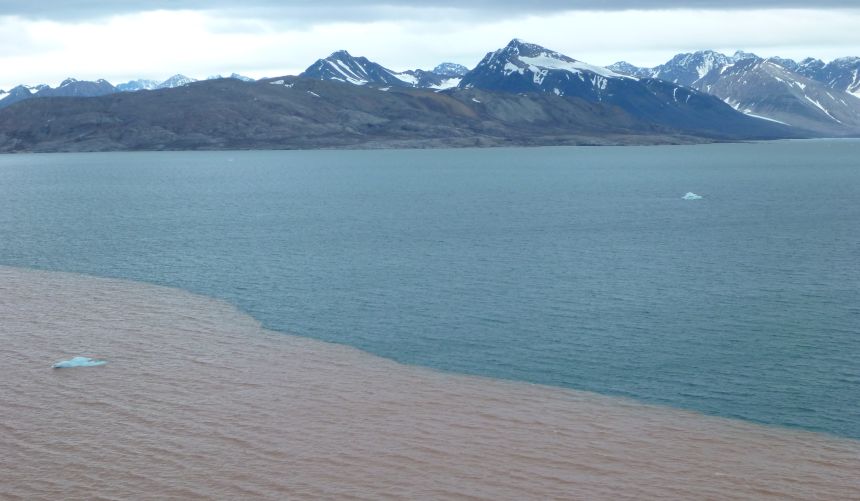 Land møter hav på Svalbard.