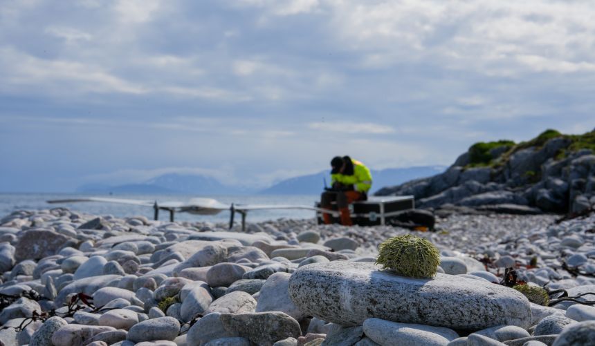 Mapping the coast with a drone in Karlsøy Municipality. Photographer: Trygve Heide/NIVA