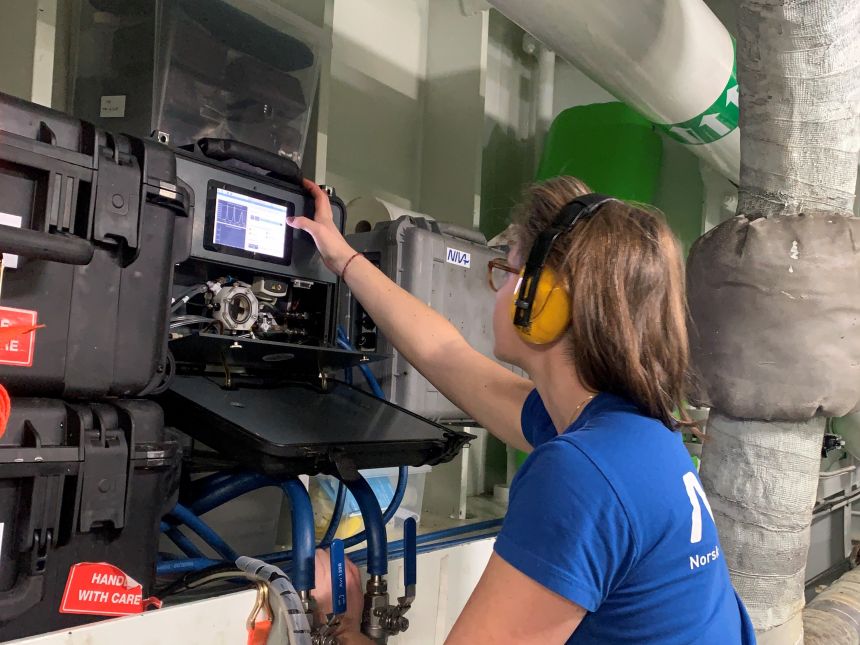 Bilde av kvinne som holder på med en installasjon.  