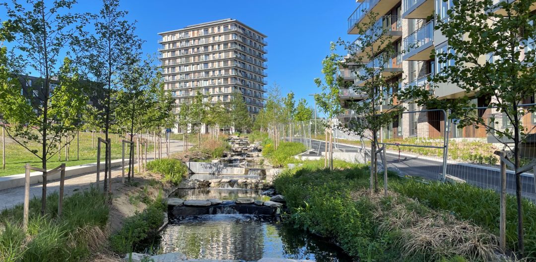 Bilde av bekk i urbane omgivelser. 