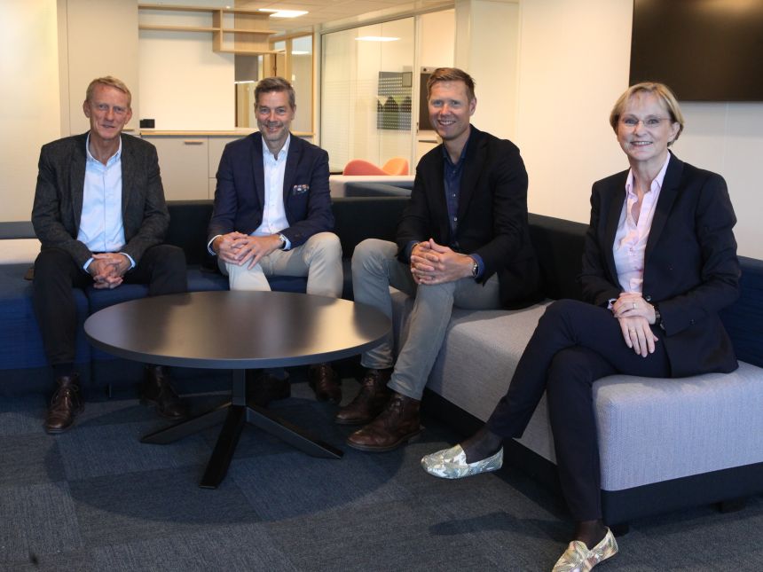 Fire toppsjefer som utreder samarbeid eller sammenslåing. Tor-Petter Johnsen, NIVA, Nils Morten Huseby, IFE, Lars Andresen, NGI og Kari Nygaard, NILU. (Foto: Ingunn Trones, NILU)