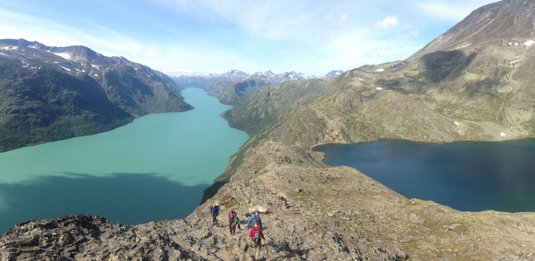 To innsjøer med en fjellrygg i mellom. Det ene vannet er grønnere enn det andre. 