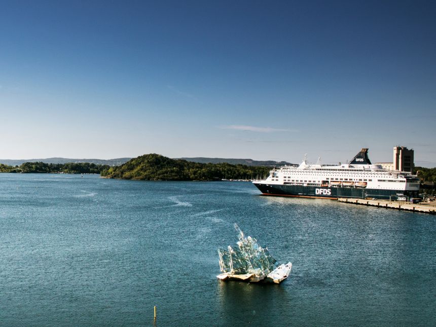 Innseilingen til Oslofjorden med et skip på vei utover og skulpturen ved Operastranda