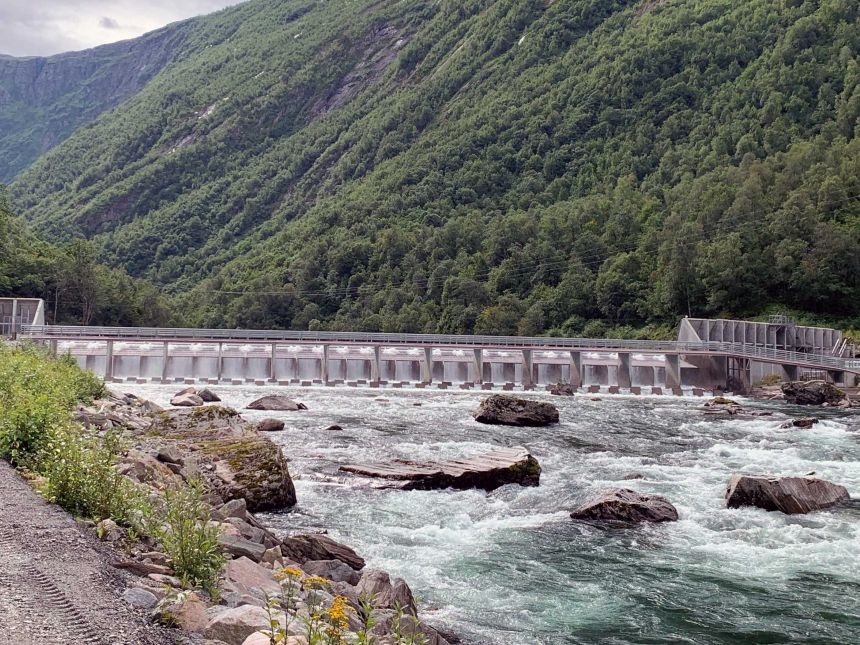 VELLYKKET SPERRE: For å forberede behandlingen mot lakseparasitten ble det for seks år siden bygget en fiskesperre i elva Driva. (Foto: Heidi Hansen/Miljødirektoratet)