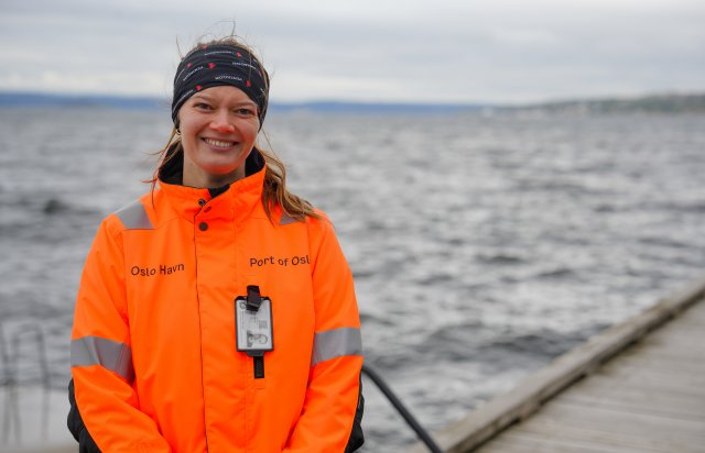 Kvinne foran Oslofjorden.