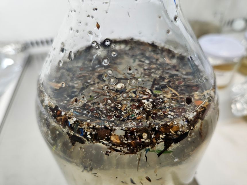 Beholder med partikler, blant annet isopor