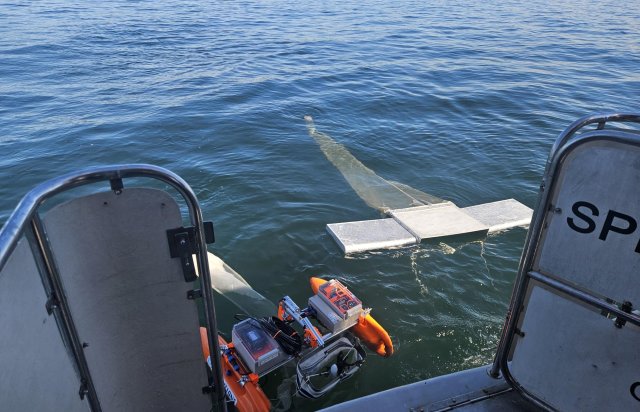 Bilde av innsamling av ispor med håv, tatt fra båt