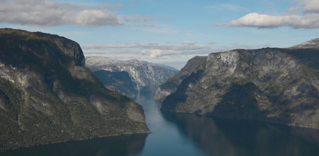 Bilde av fjord med høye fjell rundt