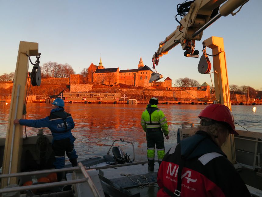 Personer i båt i Oslo havn