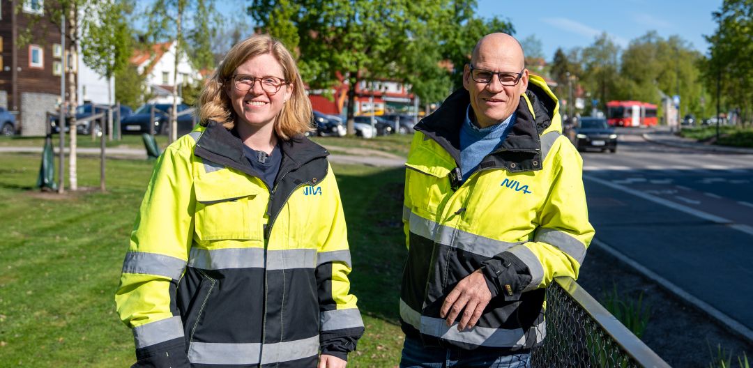 To personer med NIVA-jakke langs vei