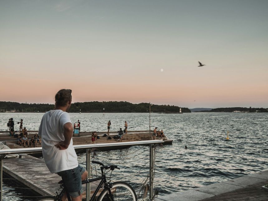 Mann titter utover Oslofjorden