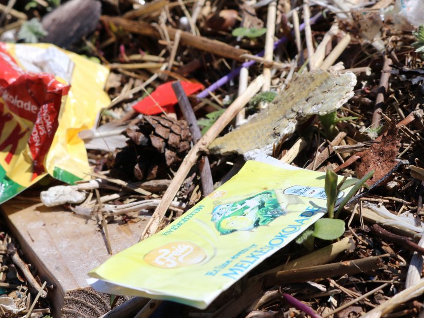 Illustrasjonsbilde av plast i naturen. 