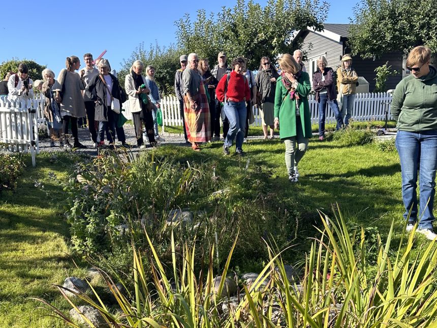 Mennesker som går i en offentlig hage
