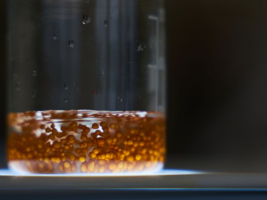 Nærbilde av glass med noe som ser ut som bobler