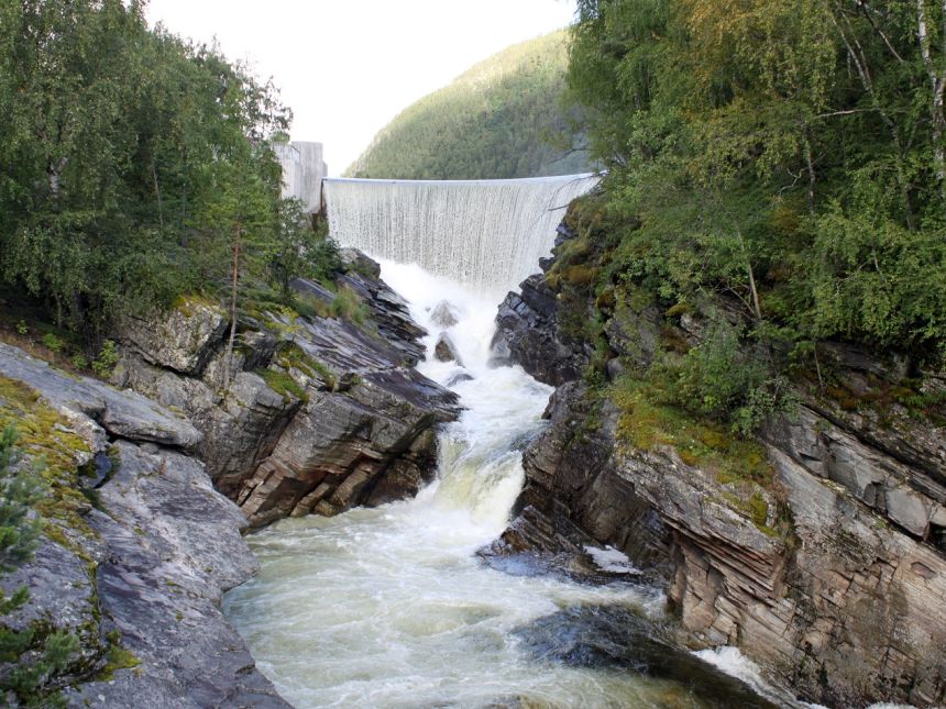 Eksempler på vandringshindre kan være terskler, demninger og kulverter. Her ser vi et bilde av Ula-dammen nord for Otta. (Illustrasjonsbilde: Terje Bekkemellem/stiglaget.no)