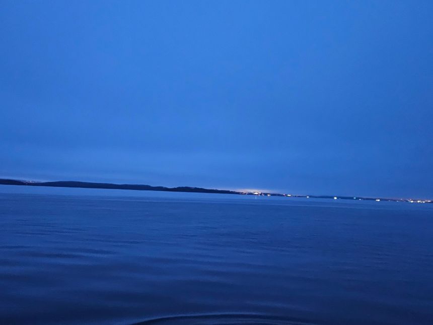 Mørk himmel over havet fra skipet