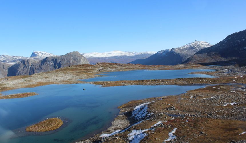 Innsjø i høyfjellslandskap