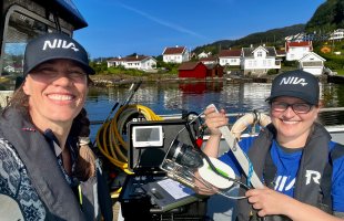 Rita og Trine med undervannskamera fra båt