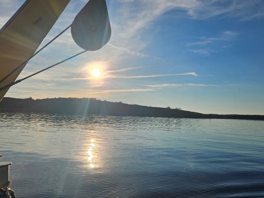 Stille fjord sett fra båt