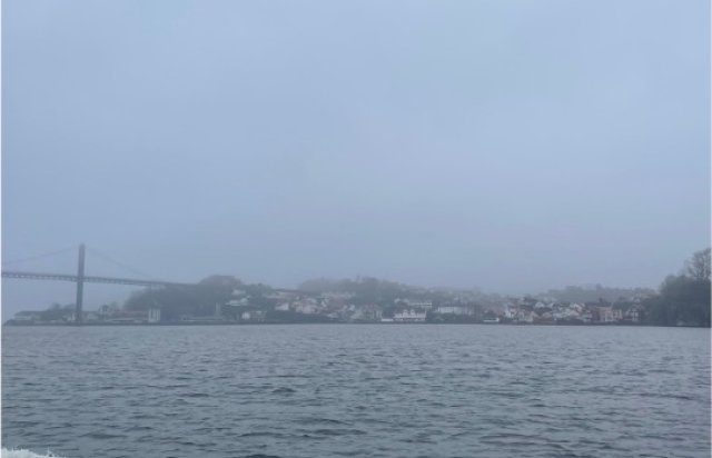 Tåkete Drammensbrua fra båten