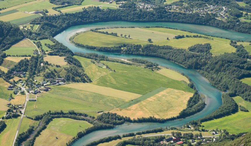 En svingete elv og jordbrukslandskap sett fra Romsdalseggen, Norge. Illustrasjonsbilde fra Adobe Stock. Fotograf: Ștefan