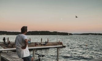 Person på sykkel ser ut mot fjord